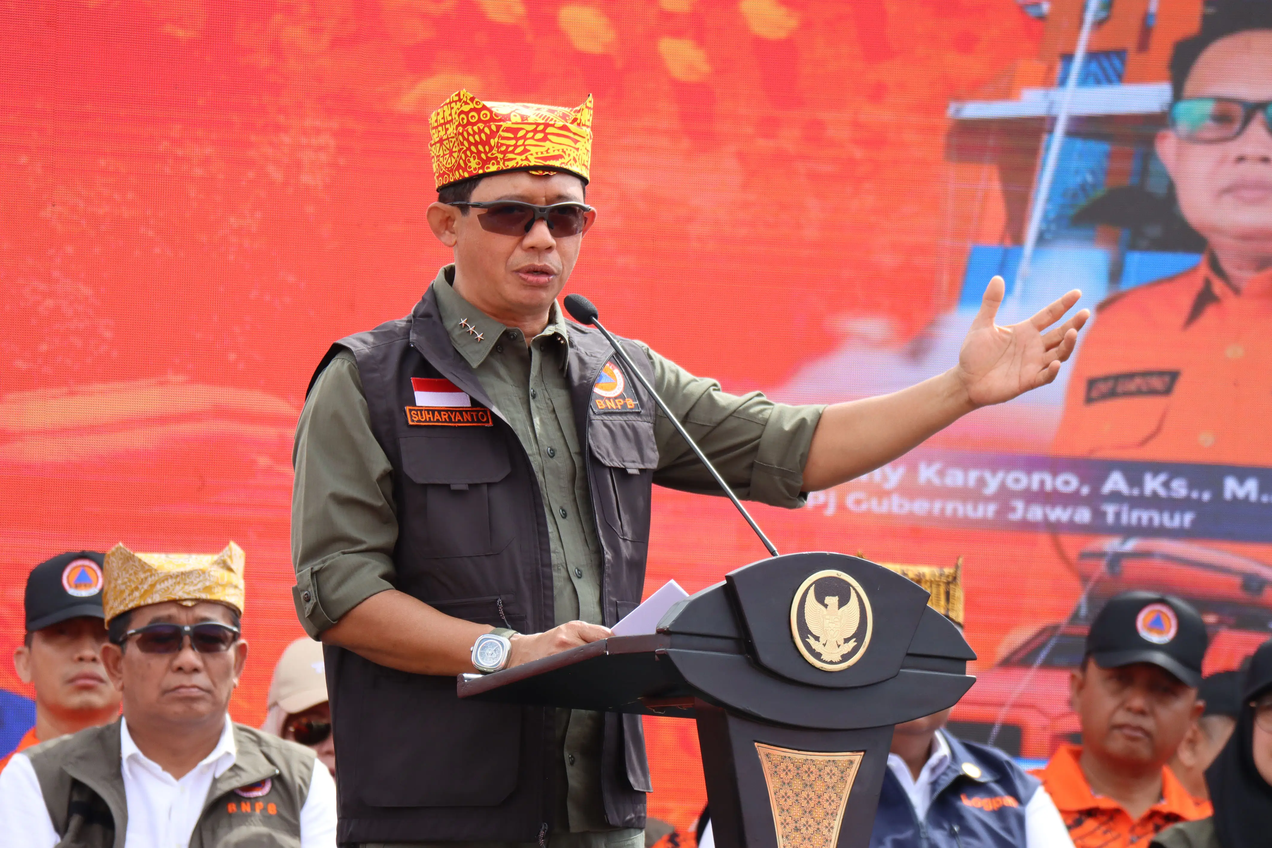 Kepala Badan Nasional Penanggulangan Bencana Letjen TNI Suharyanto S.Sos M.M. menghadiri dan memberikan arahan pada kegiatan Gelar Peralatan Penanggulangan Bencana yang bertema "Optimalisasi Peralatan Penanggulangan Bencana dalam Meningkatkan Ketangguhan Masyarakat" di Pantai Boom Kabupaten Banyuwangi, Provinsi Jawa Timur, Minggu (14/7).